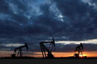 نشانه‌های کاهش تقاضا در بازار نفت/ قیمت طلای سیاه افت کرد
