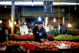 «بازار شريف العلما» قديمي‌ترين بازارهاي  روز و هفتگی ساري به شمار مي‌آيد و در نزد گردشگران اهمیت بالایی برخوردار، و عمده معاملات این بازار میوه و تره بار است. بخشی از این بازار به فروش محصولاتی که در روستا‌های اطراف ساری تولید و پرورش داده شده اختصاص دارد.