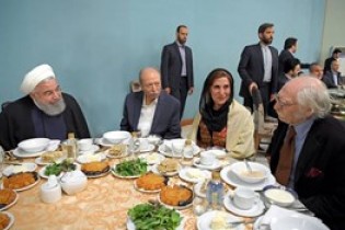 عکس روحانی سر سفره افطار با هنرمندان محبوب کشور