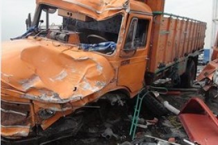 شدت برخورد کامیون‌ها در آزادراه باعث مرگ دو مرد شد