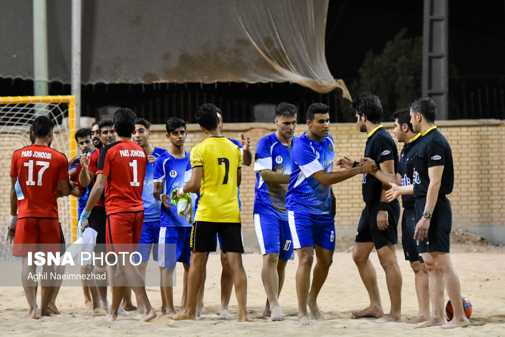 دیدار تیم های فوتبال ساحلی شهید جهان نژادیان آبادان و پارس جنوبی بوشهر
