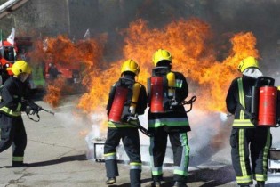 آتش سوزی در استخر 2 تنی مواد نفتی در گرمسار