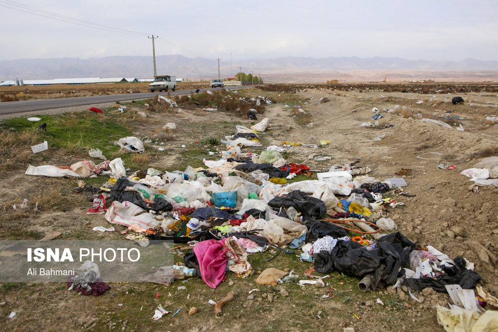 در مسیر شهرستان چناران، زباله‌های غیر مجاز  زیادی رها شده است.