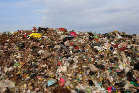 زباله گاه چناران روزانه پذیرای بیش از ۱۱۰ تن زباله از شهرهای چناران، گلبهار و گلمکان است.