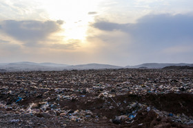 دفن غیر اصولی زباله‌ها و بیرون بودن زباله‌ها از خاک چهره زشتی به منطقه چناران داده است.