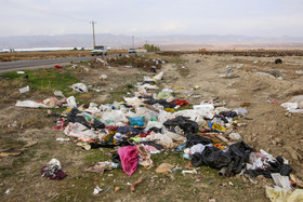 در مسیر شهرستان چناران، زباله‌های غیر مجاز  زیادی رها شده است.
