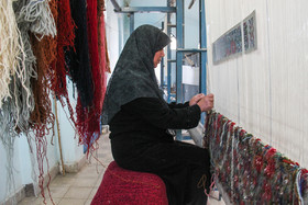 در خاموشی این روزها قالی کرمان تعداد محدودی از زنان این استان به بافت قالی فعالیت دارند.
