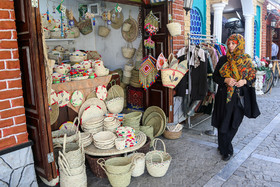 در برخی از غرفه‌هایی که اخیرا در ابتدای خیابان باب همایون در میدان امام خمینی باز شده است نیز صنایع دستی عرضه می‌شود.