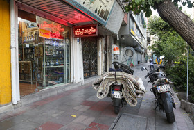 فروشنده‌های محصولات صنایع دستی در خیابان طالقانی نیز از کسادی بازار گلایه دارند.