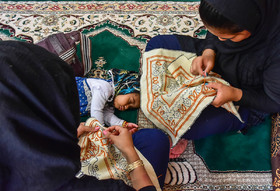 این روزها زنان سرپرست خانوار در حاشیه شهر کرمان برای کسب در آمد به هنر پته دوزی روی آورده‌اند.