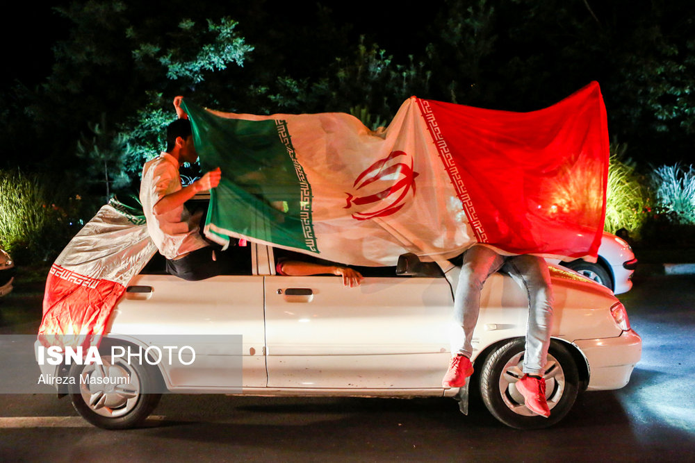 شادی مردم مشهد پس از پیروزی تیم‌ملی فوتبال مقابل مراکش