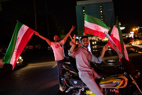 شادی مردم پس از دیدار ایران و اسپانیا - میدان ونک