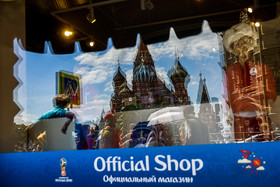 فروشگاه رسمي محصولات جام جهاني در ميدان سرخ كه ليوان كلاه تيشرت توپ فوتبال و مجسمه هاي جام جهاني را به فروش ميرساند