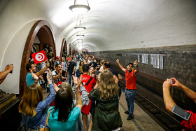 متروی مسكو كه يكی از بزرگترين و زيباترين متروهای دنياست در ايام جام جهانی حجم عظيمی از مسافران و هواداران را جابجا می كند