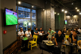 كافه های مسكو برای جذب مشتری بيشتر مسابقات جام جهانی را در كافه و رستوران پخش می كنند