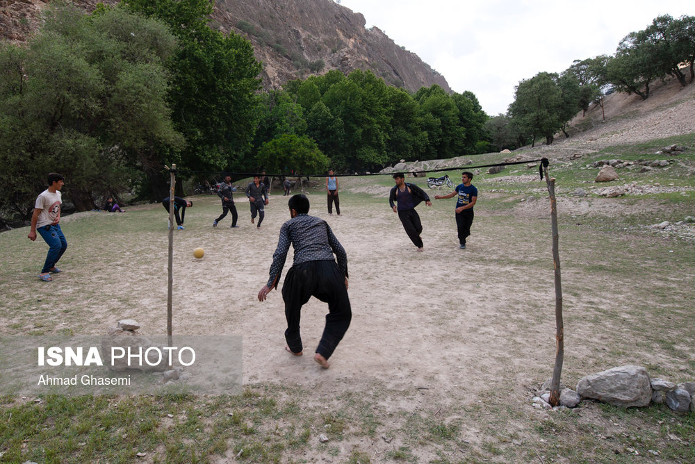 زمین فوتبال جوانان روستای آتشگاه از توابع لردگان در استان چهار محال که هر روز عصر بساط بازی فوتبال در آن برپاست.