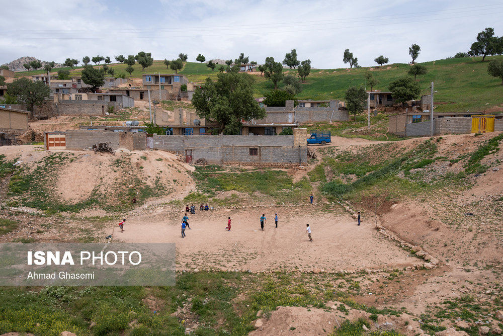 روستای شکر آباد از توابع شهرستان اردل در استان چهار محال و بختیاری، بچه های این روستا هر روز فوتبال بازی می کنند و تب فوتبال در اینجا حسابی داغ است.