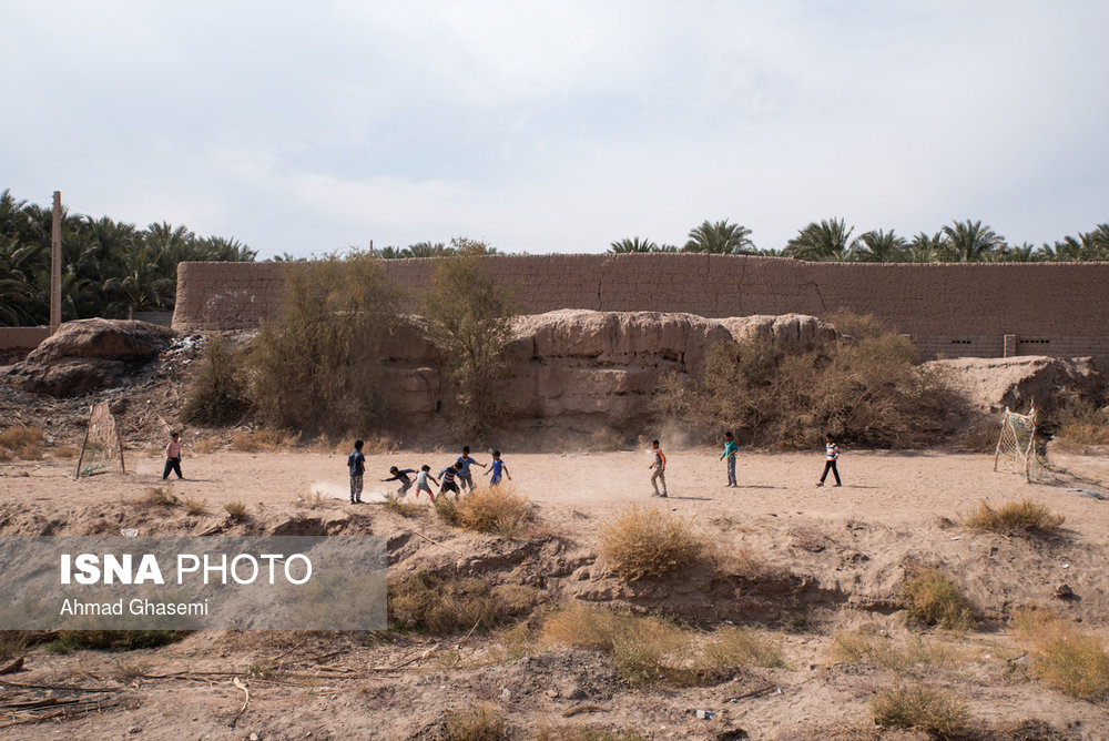 روستای محمد آباد پشترود از توابع شهرستان بم در استان کرمان -کمبود امکانات باعث نمی شود تا بچه‌های این روستا فوتبال بازی،و به سبک بازیکنان حرفه ای خوشحالی نکنند.