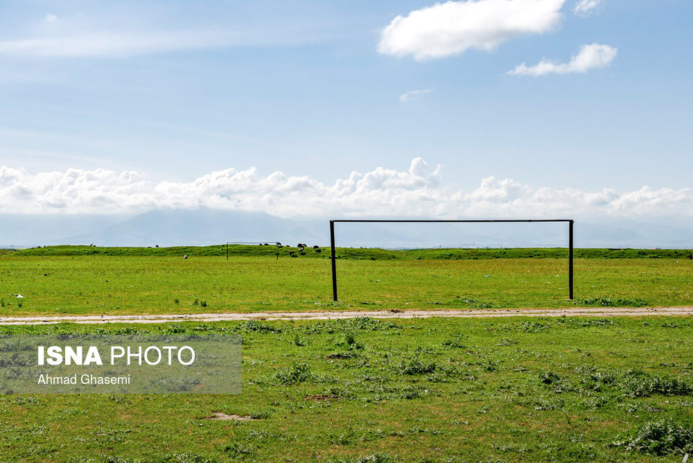وجود زمین فوتبال در بین مزارع کشاوری و باغات نشان دهنده علاقه مردم این روستای آجند از توابع شهرستان نکا در مازندران به فوتبال است.