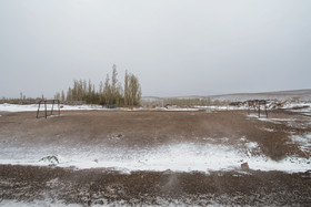 روستای ابر در شاهرود، آب و هوای متفاوت این روستا در نزدیکی جنگل ابر باعث شده این زمین فوتبال در فصل بهار حال و هوایی زمستانی داشته باشد.