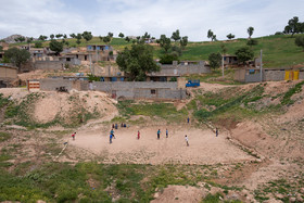روستای شکر آباد از توابع شهرستان اردل در استان چهار محال و بختیاری، بچه های این روستا هر روز فوتبال بازی می کنند و تب فوتبال در اینجا حسابی داغ است.
