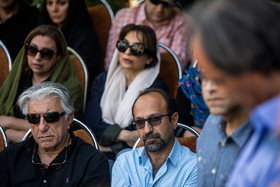 نشسته از راست اصغر فرهادی و رضا کیانیان در دومین سالگرد فوت عباس کیارستمی
