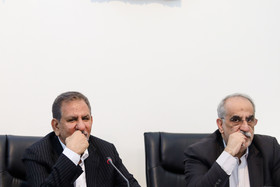 اسحاق جهانگیری(معاون اول رییس جمهور) و مسعود کرباسیان(وزیر اقتصاد)