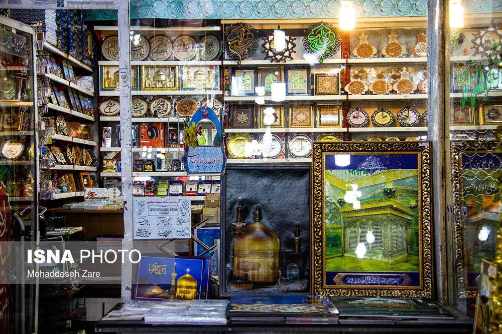بسیاری از مغازه داران و کاسبان مشهدی، عکس یا نمادی از حرم امام رضا (ع) را در مغازه خود نصب می کنند.