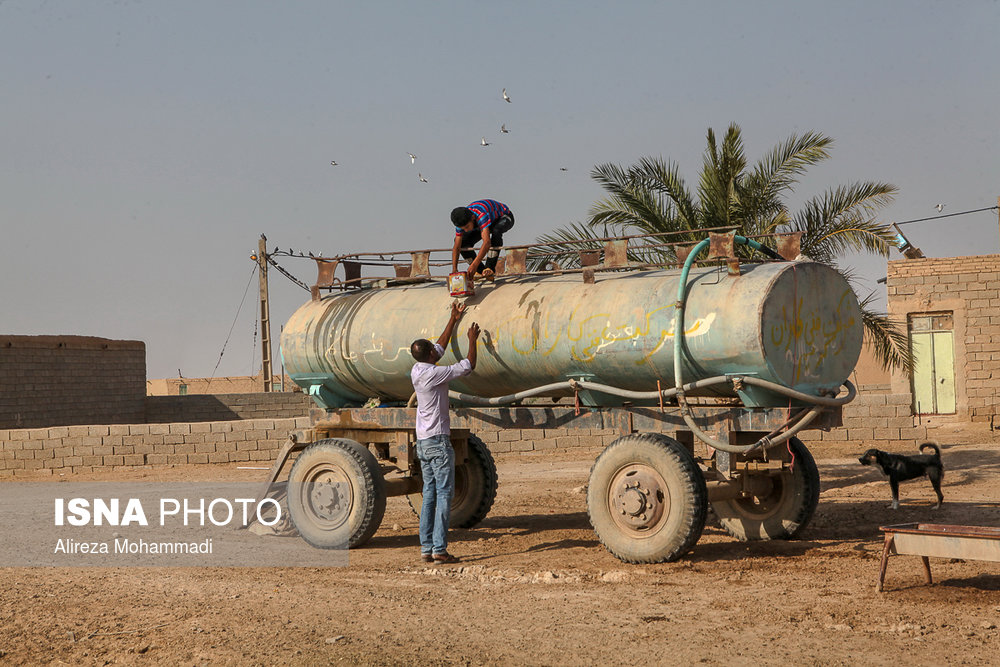 اهالی روستای "عویفی" بخش غیزانیه، آب مصرفی خود را به قیمت هر تانکر (175000 ریال) خریداری می کنند.