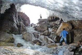 ریزش غار یخی کوهرنگ یک کشته و پنج مصدوم به جای گذاشت