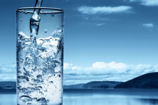 آیا نوشیدن آب در کاهش وزن نقش دارد؟
