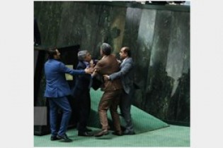تصاویری عجیب از درگیری نمایندگان در جلسه استیضاح وزیر اقتصاد