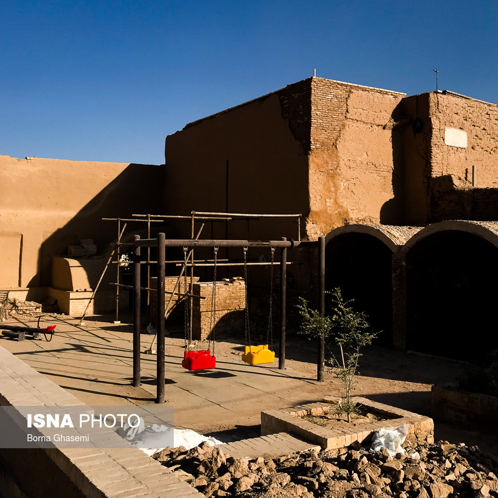 وسایل بازی در یکی از پمیدانگاه های کوچک محله فهادان