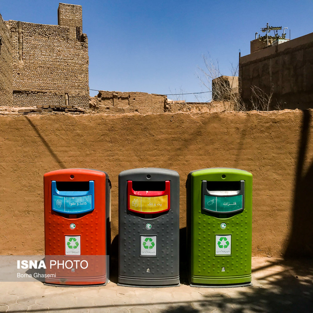 یزد از لحاظ پاکیزگی ، در صدر شهرهای کشور قرار دارد . سطلهای بازیافت در اطراف شهر یزد به وفور دیده می شوند.