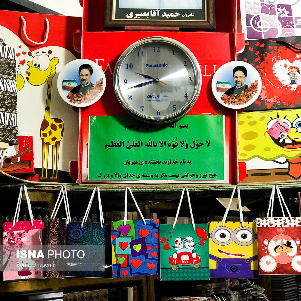 تصویر سید محمدخاتمی، رییس جمهور وقت ایران در بسیاری از خانه ها و فروشگاه های یزد دیده می شود .