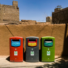 یزد از لحاظ پاکیزگی ، در صدر شهرهای کشور قرار دارد . سطلهای بازیافت در اطراف شهر یزد به وفور دیده می شوند.