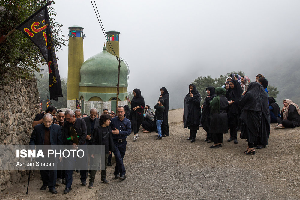مردم سه محله دیگر به سمت مسجدبر حرکت می‌کنند تا مراسم عزاداری را در کنار هم آغاز کنند.