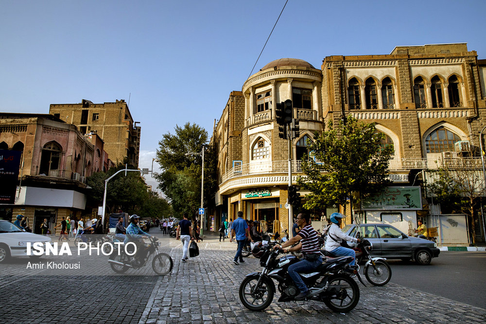 تقاطع لاله‌زار و خیابان استانبول، روبروی کافه پارس و هتل لاله‌زار