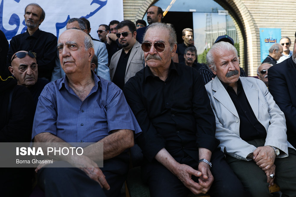 سیامک اطلسی، پرویز ربیعی و تورج نصر در مراسم تشییع حسین عرفانی