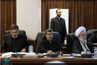 تصویری بحث انگیز از احمدی نژاد و اعضای مجمع تشخیص