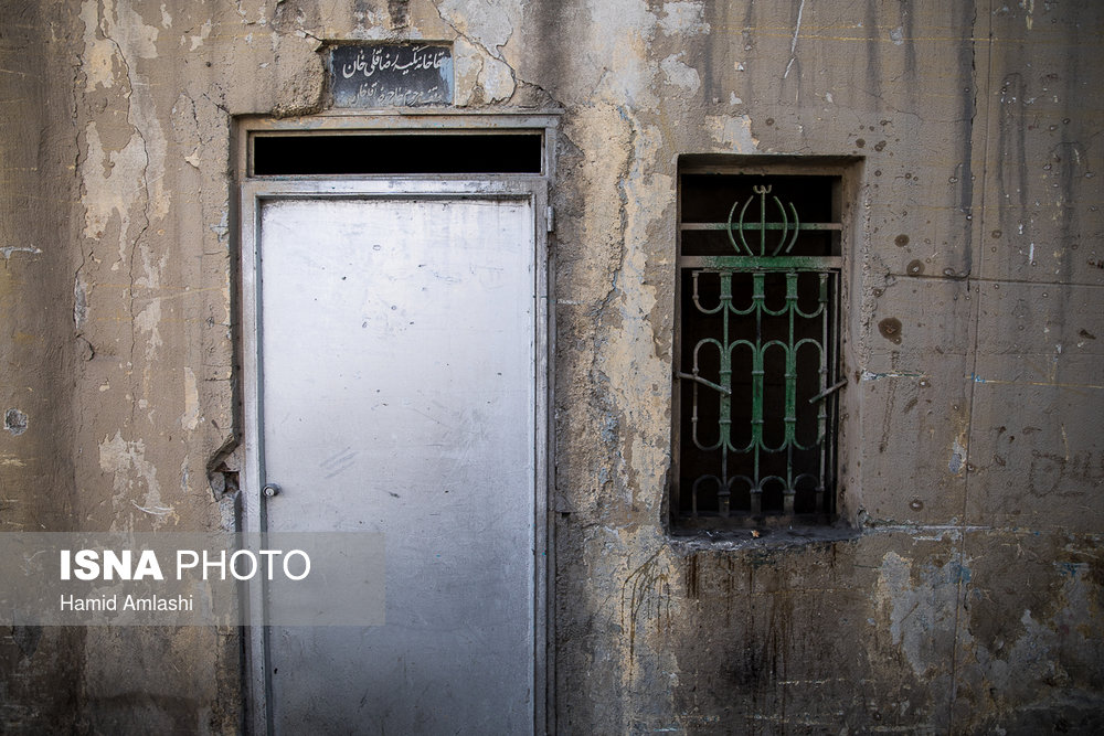 سقاخانه قاجاری تکیه «رضا قلی خان» که امروز از آن فقط یک در و کتیبه باقی مانده است.