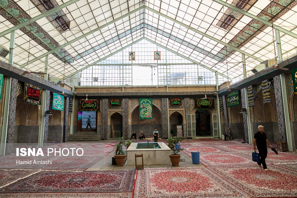 صحن مسجد شیخ غلام حسین که در دهه اول محرم پذیرای عزاداران است.