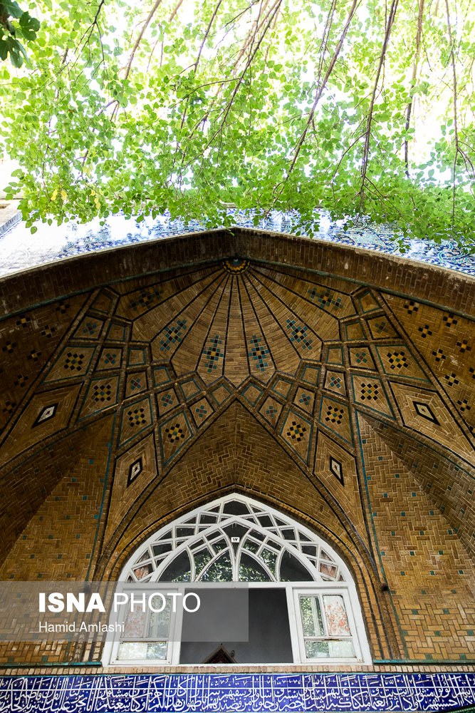ایوان شبستان اصلی مسجد «شیخ غلام‌حسین» که هنوز بخش‌هایی از معماری قاجاری آن به خصوص در چهار ایوان اصلی حفظ شده است.