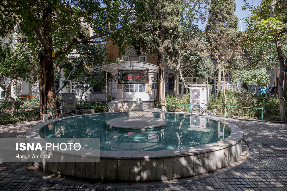 حیاط مسجد قاجاری «شیخ غلام‌حسین» در بازار پاچنار تهران