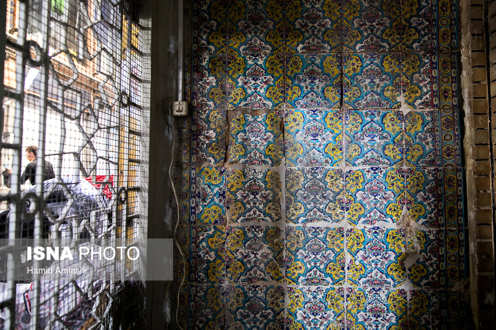 کاشی‌های قاجاری که در ورودی مسجد «شیخ غلام‌حسین» نصب شده است.