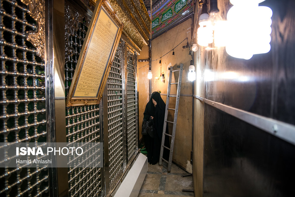 ماکت ضریح امام حسین(ع)  که توسط متولیان حسینیه کربلایی‌ها ساخته شده و در این مکان نگه داری می‌شود.