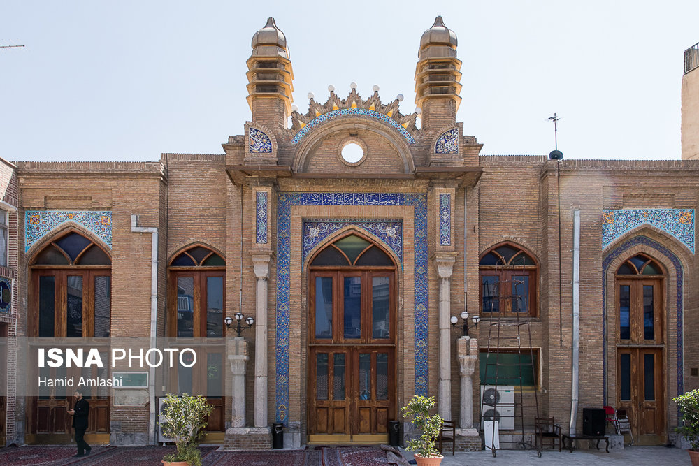 مسجد اردبیلی‌ها در بازار تهران که بین دو منار آن روی جداره مسجد خورشیدی در حال طلوع است، گفته می‌شود این طرح در کشور منحصر بفرد است