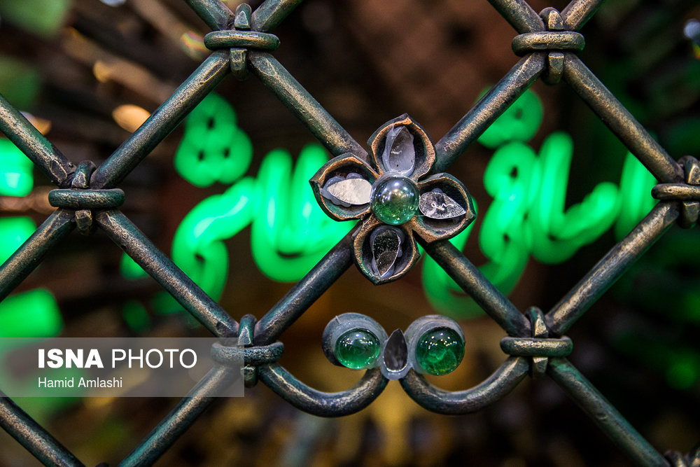 نمایی از تزیینات نمای داخلی حسینیه اردبیلی‌ها