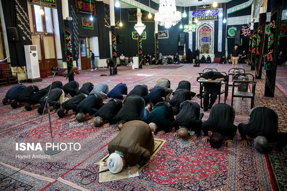 برپایی نماز ظهر توسط عزاداران حسینی در مسجد اردبیلی‌ها