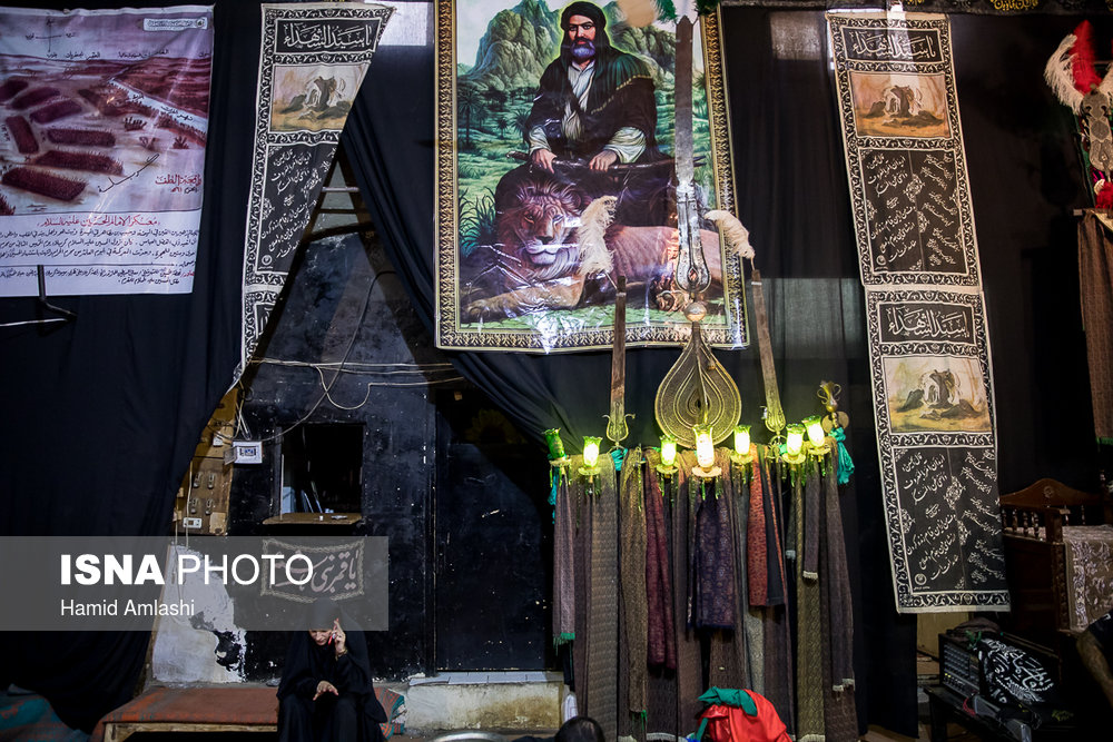 تکیه «درخونگاه» تهران که در دو ماه محرم و صفر مکان عزاداری مردم در محله چاله حصار تهران است